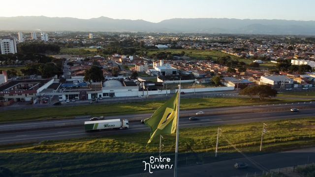 Pull-back Bandeira do Brasil - 4K — vídeo aéreo de Taubaté