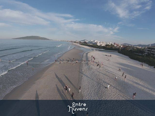 Puxando a rede na areia