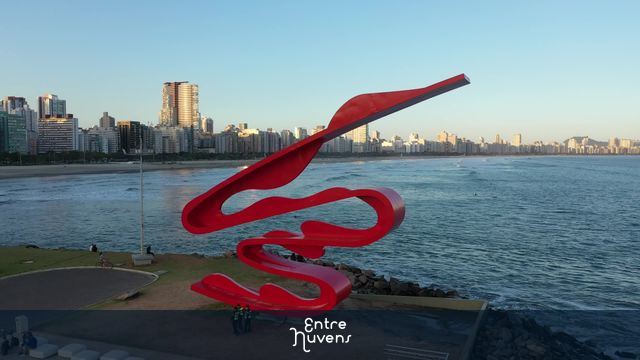 Rasante nas ondas e no Monumento de Santos 