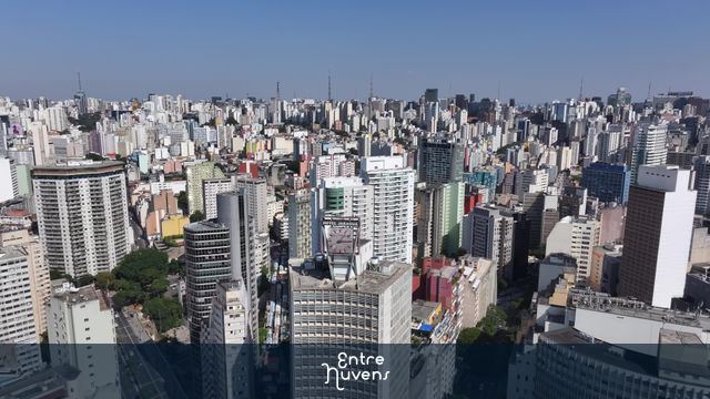 Rasante pelo hotel Jabaquara com Horizonte de Prédios no Centro de São Paulo