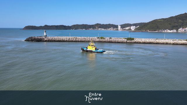 Rebocador saindo em direção ao mar — vídeo aéreo de Navegantes