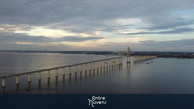 Registro do Pôr do sol em destaque ponte do Rio Negro ao fundo a cidade de Manaus.