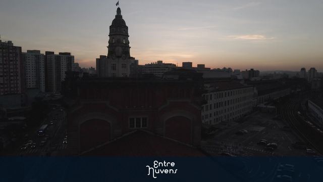 Relógio monumental ao entardecer urbano