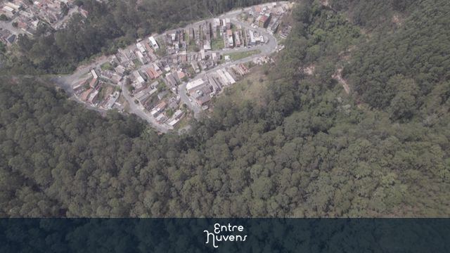 Residencial às margens de grande área verde — vídeo aéreo de Caieiras