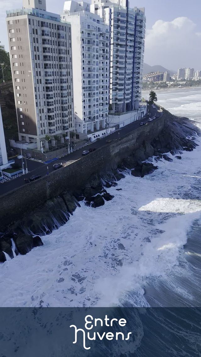 Ressaca do mar — vídeo aéreo de Guarujá