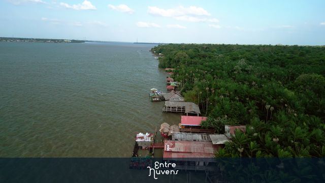 Restaurantes ribeirinhos em meio à floresta amazônica — vídeo aéreo de Belém