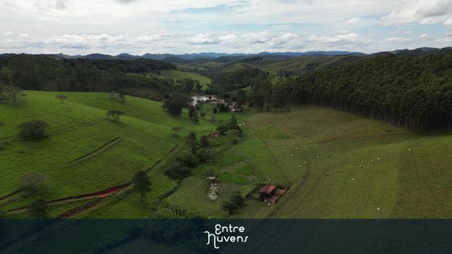 Retirada Sobre Paraibuna — colinas verdes reveladas no voo reverso do drone