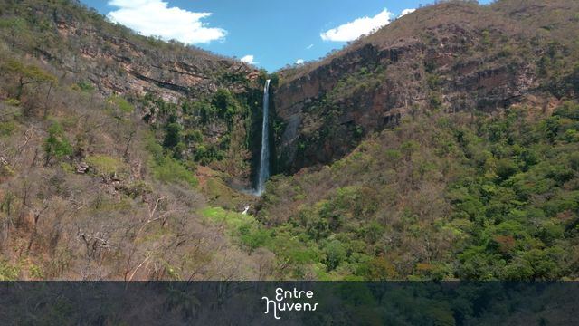 Revelando Cachoeira imponente em cânion rochoso no Salto do Itiquira
