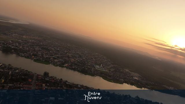 Rio cortando a cidade ao pôr do sol 