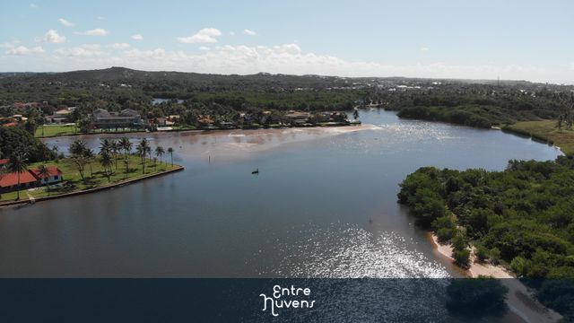 Rio e mar se encontram aqui — vídeo aéreo de Lauro de Freitas