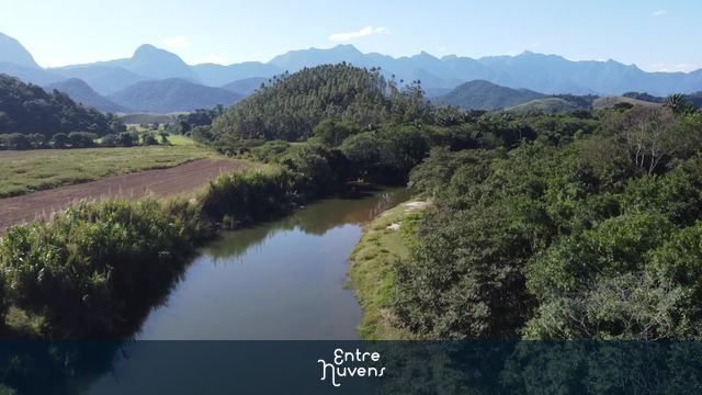 Rio Guapiaçu — vídeo aéreo de Cachoeiras de Macacu