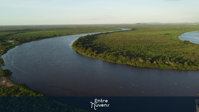 Rio Paraguai no Pantanal Sul Matogrossense — vídeo aéreo de Corumbá