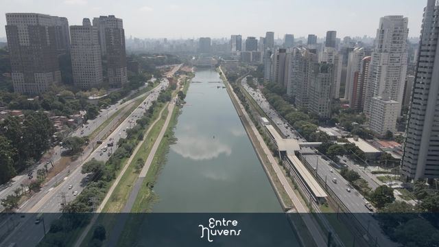 Rio Pinheiros entre arranha-céus urbanos — vídeo aéreo de São Paulo