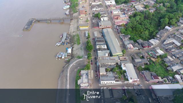 rio,praça,escola — vídeo aéreo de Humaitá