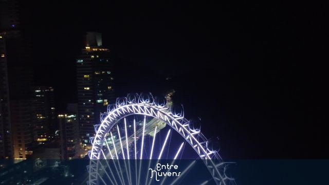 Roda Gigante Balneario Camboriu - imagem noturna — vídeo aéreo de Balneário Camboriú