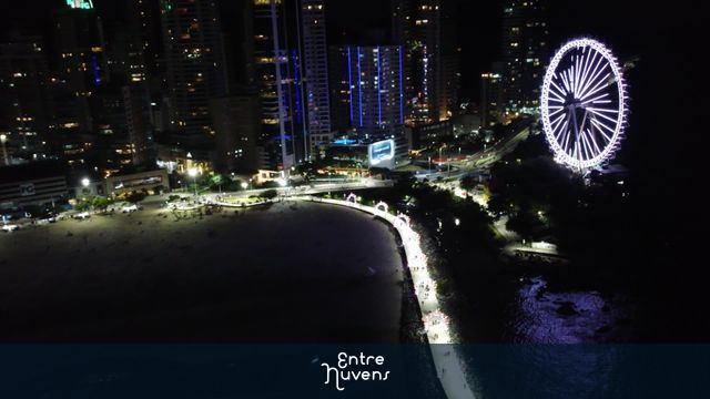 Roda Gigante de Balneario Camboriu, zoom out — vídeo aéreo de Balneário Camboriú