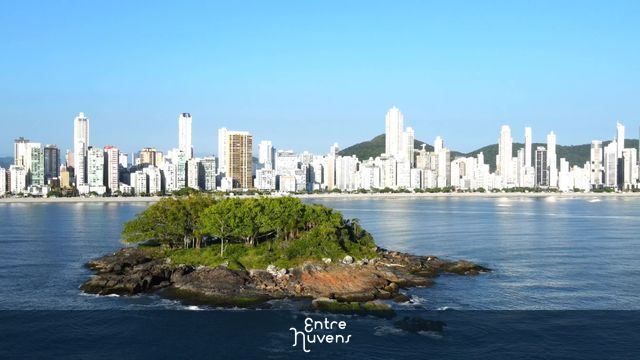 Roda gigante (Fg Big Weel), Ilha das Cabras, Cidade e praias  — vídeo aéreo de Balneário Camboriú