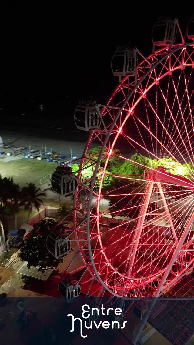 Roda-gigante iluminada à noite na praia - Pajuçara — vídeo aéreo de Maceió