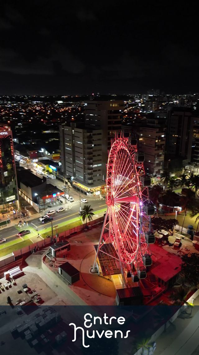Roda-gigante iluminada domina a noite urbana - Pajuçara — vídeo aéreo de Maceió