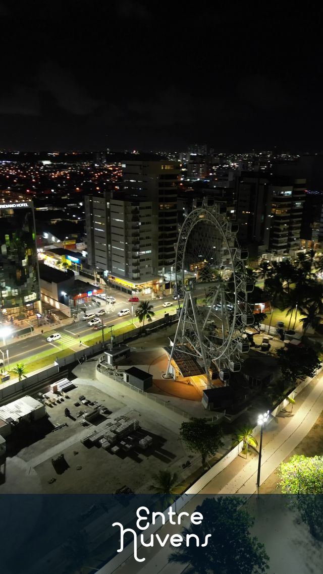 Roda-Gigante Iluminada no Centro Urbano - Pajuçara — vídeo aéreo de Maceió