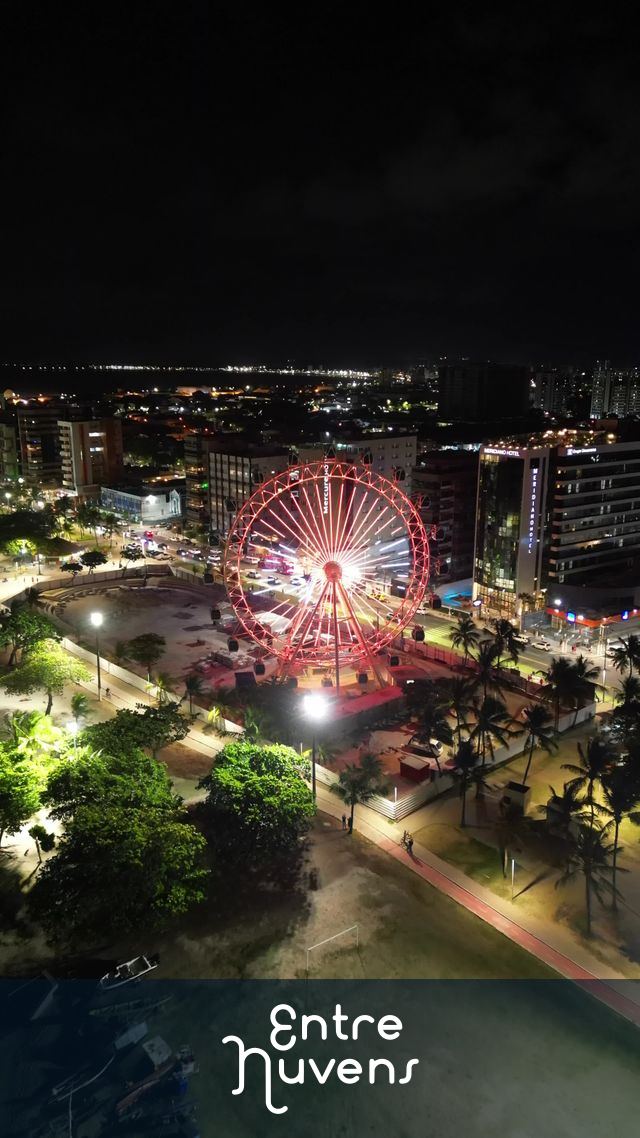 Roda-Gigante Iluminada no Centro Urbano - Pajuçara — vídeo aéreo de Maceió