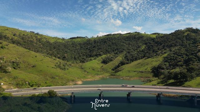 Rodovia dos tamoios - carros passando. — vídeo aéreo de Caraguatatuba