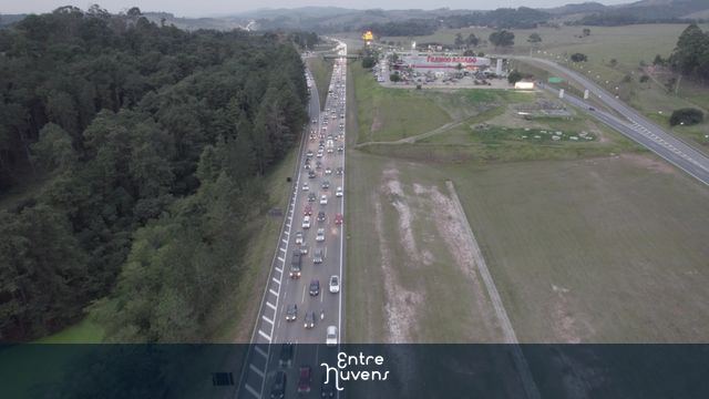 Rodovia rumo a São Paulo - Fim de tarde com trânsito carregado
