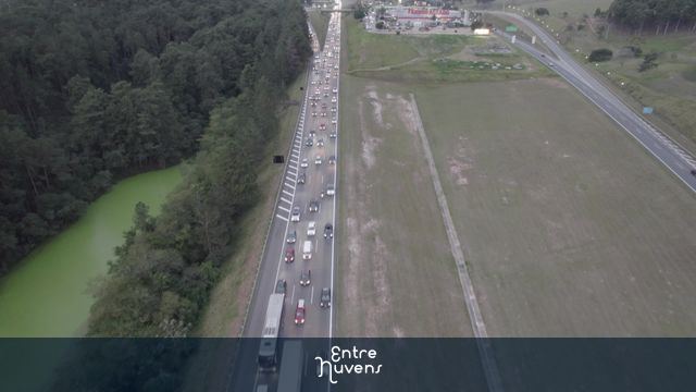 Rodovia rumo a São Paulo - Fim de tarde com trânsito carregado