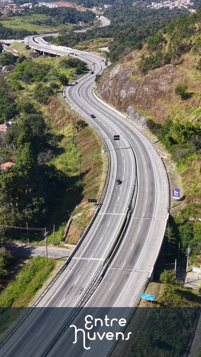 Rodovia sinuosa em vale arborizado, vista aérea de drone — vídeo aéreo de São Roque