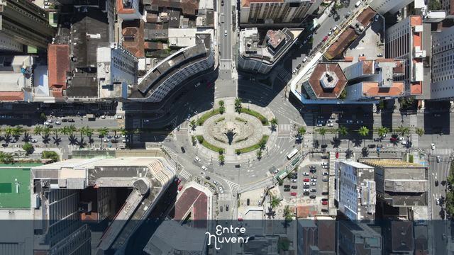 Rotatória central com praça monumental