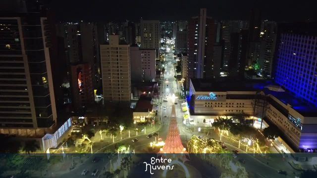 Rotatória iluminada no centro da Aldeota
