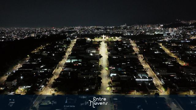 Rua de bairro Larga a noite com Cristo Redentor ao fundo — vídeo aéreo de Belo Horizonte