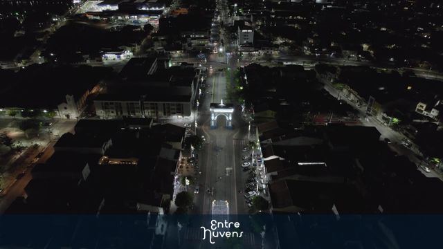 Rua iluminado no centro da cidade à noite — vídeo aéreo de Sobral