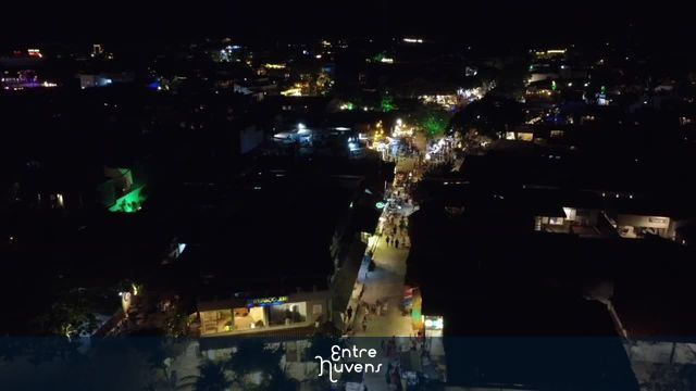 Rua principal de Jericoacoara iluminada à noite — vídeo aéreo de Jijoca de Jericoacoara