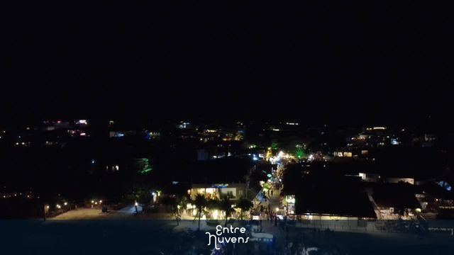 Rua principal  de Jericoacoara iluminada à noite — vídeo aéreo de Jijoca de Jericoacoara