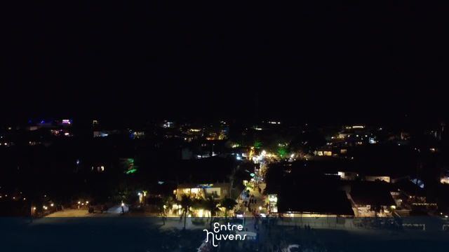 Rua principal de Jericoacoara iluminada durante a noite — vídeo aéreo de Jijoca de Jericoacoara