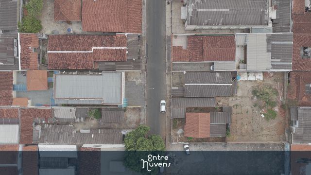 Rua residencial com casas geminadas e carro branco — vídeo aéreo de Goiânia