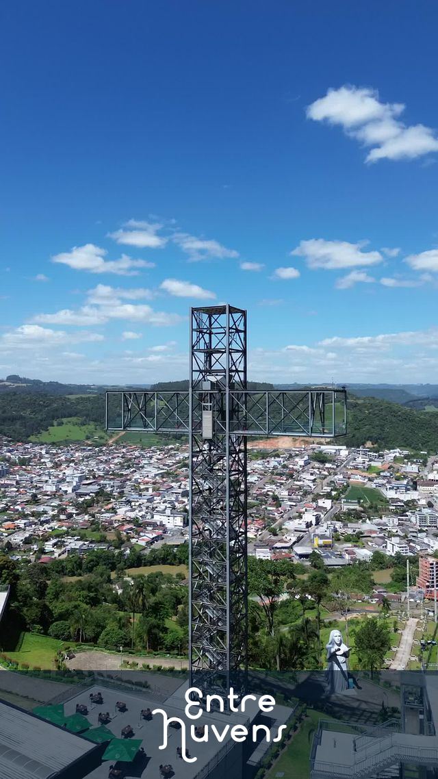 Santa e Cruz panoramica no Complexo Nossa Senhora de Lourdes e do Louvor — vídeo aéreo de Ituporanga