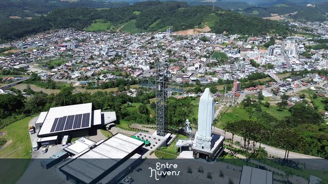 Santa e Cruz panoramica no Complexo Nossa Senhora de Lourdes e do Louvor — vídeo aéreo de Ituporanga