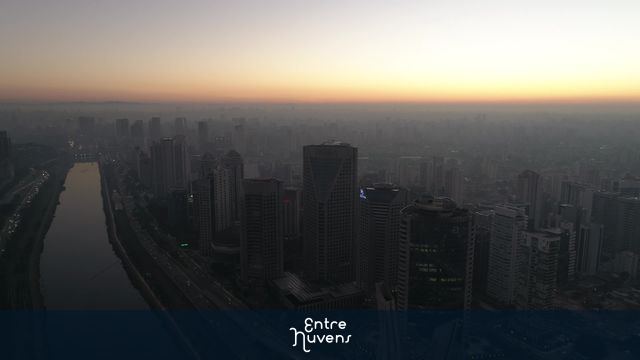São Paulo - Predios ao nascer do sol e ponte estaiada