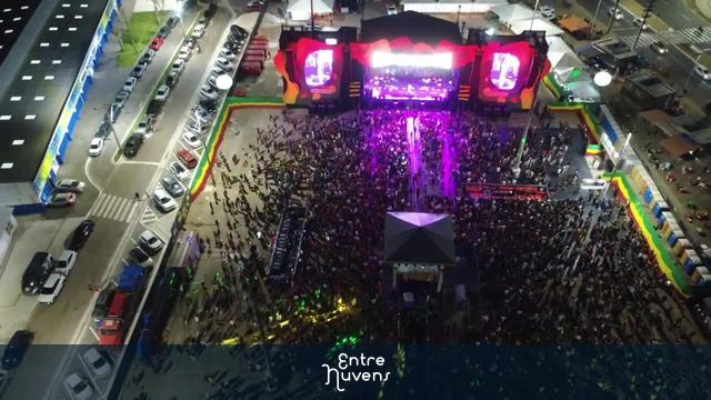 Show lotado em festival Ilha do Reggae, noturno ao ar livre