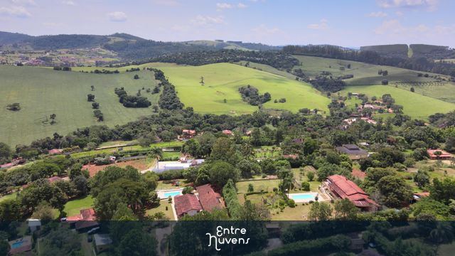 Sítios e piscinas em meio ao verde das colinas — vídeo aéreo de São Paulo