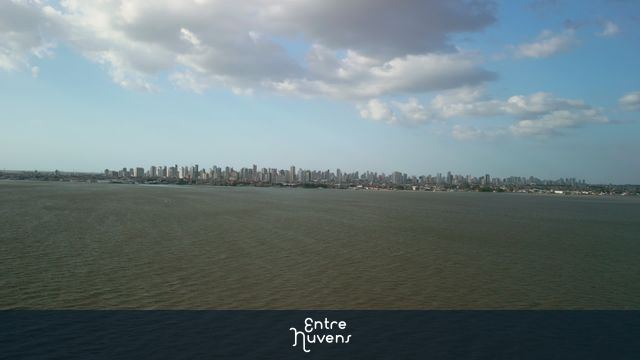 Skyline de Belém à beira do rio Combú