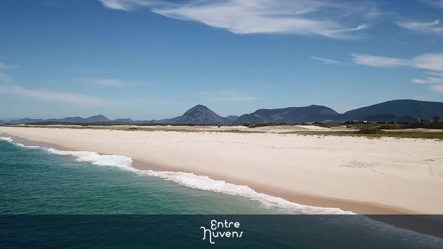 Slow motion da praia de Barra de Maricá vazia