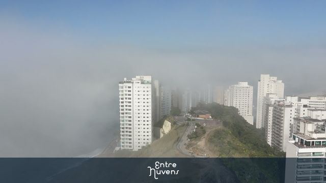 Sobre as nuvens  — vídeo aéreo de Guarujá