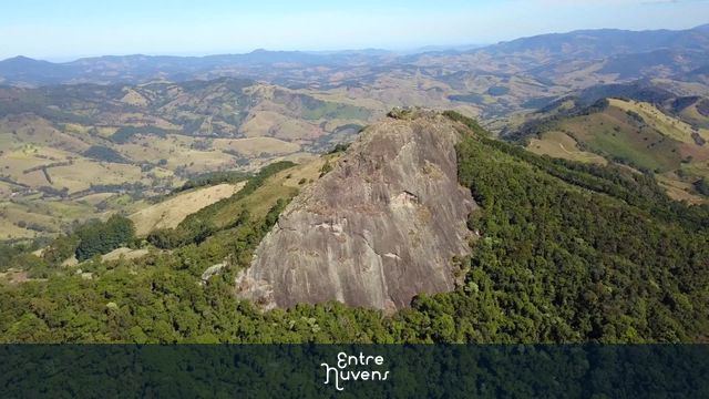 Sobrevoando a Pedra da Ana Chata - São Bento do Sapucaí