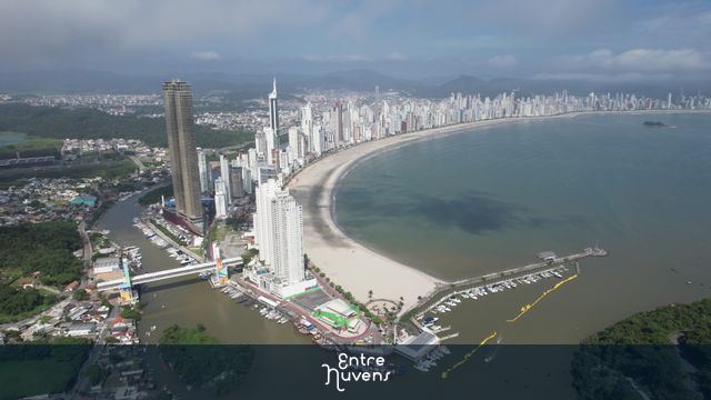 Sobrevoando Balneário Camboriu — vídeo aéreo de Balneário Camboriú
