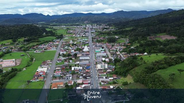 Sobrevoo na avenida principal de urubici