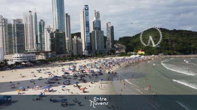 Sobrevoo na praia de balneario camboriu em dia de sol — vídeo aéreo de Balneário Camboriú
