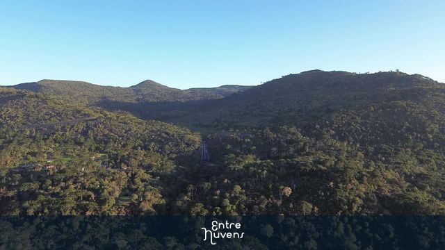 Sobrevoo saindo de um chalé com vista para o morro da igreja e a cascata veu de noiva — vídeo aéreo de Urubici